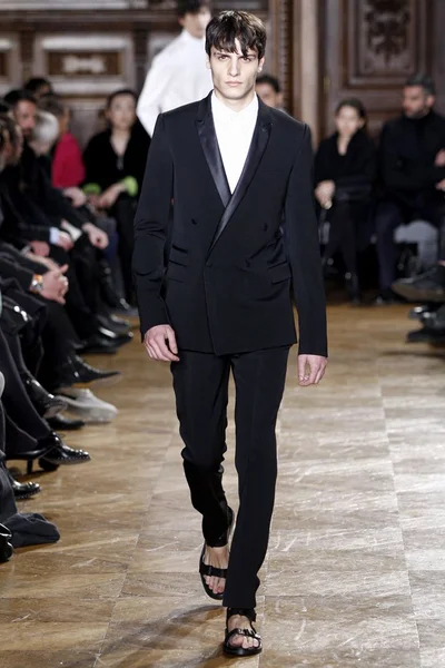 Look 18